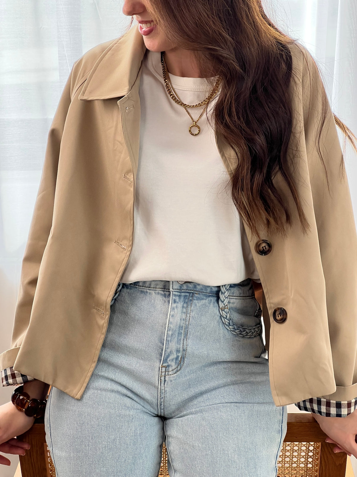 Jean bleu clair pour femme au style moderne et confortable, idéal pour un look tendance au quotidien. Ce modèle est doté de deux poches à l’avant et à l’arrière, de passants pour ceinture, ainsi que d’une fermeture éclair et d’un bouton pratique. Les détails tressés sur le devant apportent une touche originale et élégante à ce jean bleu incontournable.