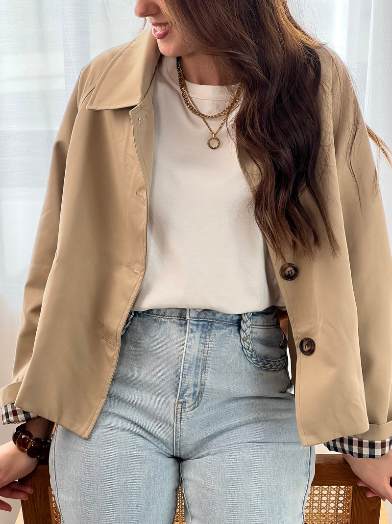 Jean bleu clair pour femme au style moderne et confortable, idéal pour un look tendance au quotidien. Ce modèle est doté de deux poches à l’avant et à l’arrière, de passants pour ceinture, ainsi que d’une fermeture éclair et d’un bouton pratique. Les détails tressés sur le devant apportent une touche originale et élégante à ce jean bleu incontournable.