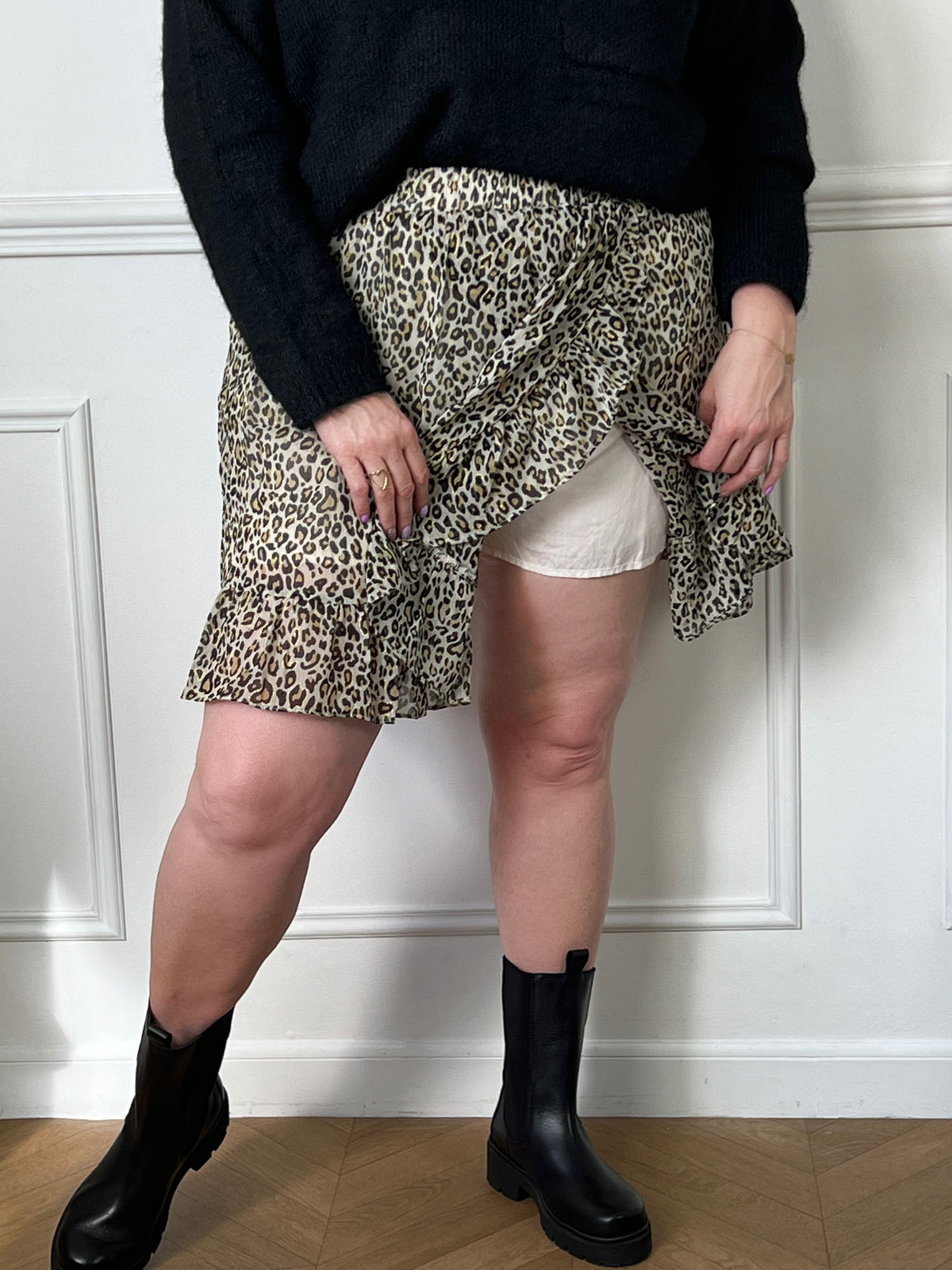 Adoptez le style félin avec notre jupe short doré grande taille. Confortable et tendance, cette pièce unique met en valeur votre silhouette avec une touche sauvage. Commandez la vôte maintenant et sublmiez votre look avec élégance !