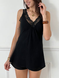 Transformez votre look avec le top Larah ! Fabriqué en gaze de coton écru, avec des bretelles et un col en broderie, son dos élastique offre un confort sans égal.