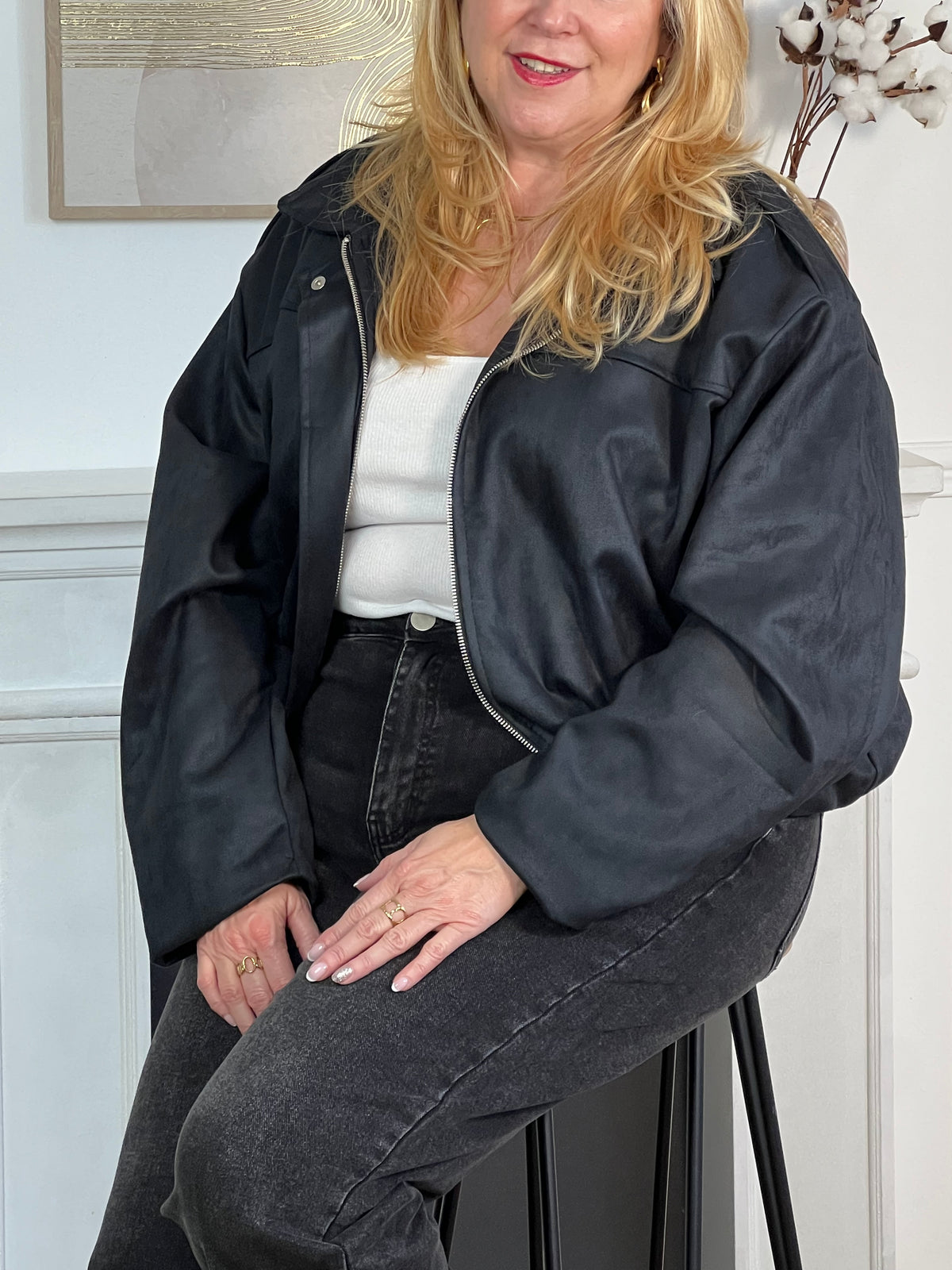 Cette veste bomber noire, allie style et confort. Ses manches longues et sa base élastique resserrée assurent une tenue ajustée et agréable à porter.