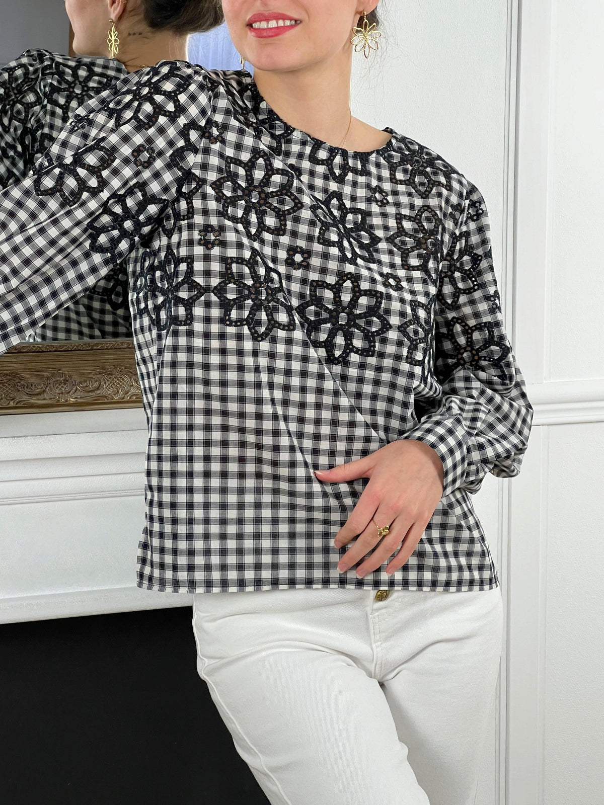 Blouse noire à carreaux avec détails ajourés femme Blouse manches longues Col rond Détails broderies fleurs ajourées Boutons écrues sur la longueur au dos et aux poignets Imprimés Vichy Couleur : écru, noir et gris Composition : 100% coton Made in P.R.C
