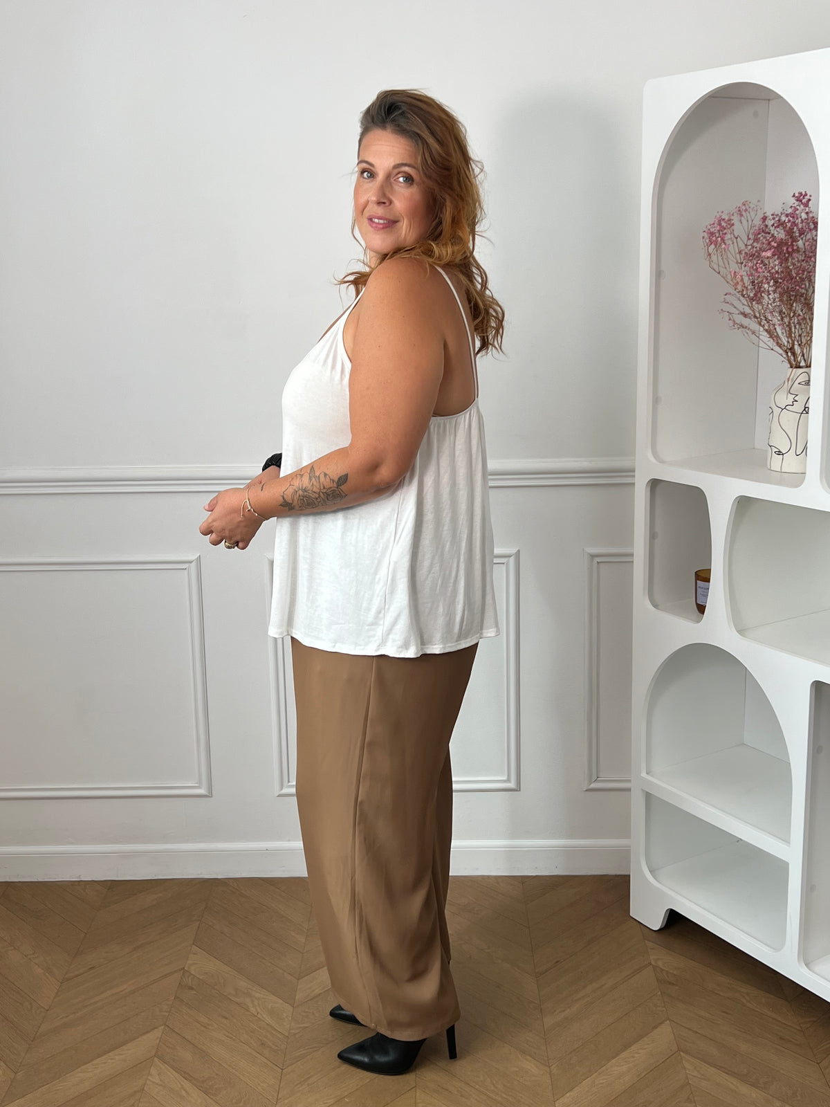 Débardeur blanc grande taille vu de profil, montrant sa coupe fluide et son dos élastiqué – Noria | Loïcia