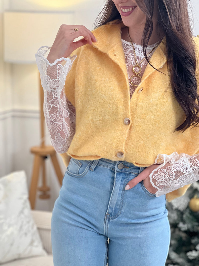 Chic et pratique, ce gilet sans manches jaune séduit par son col montant et ses deux poches avant. Une pièce dynamique et moderne, parfaite pour apporter une touche de couleur à ton look.