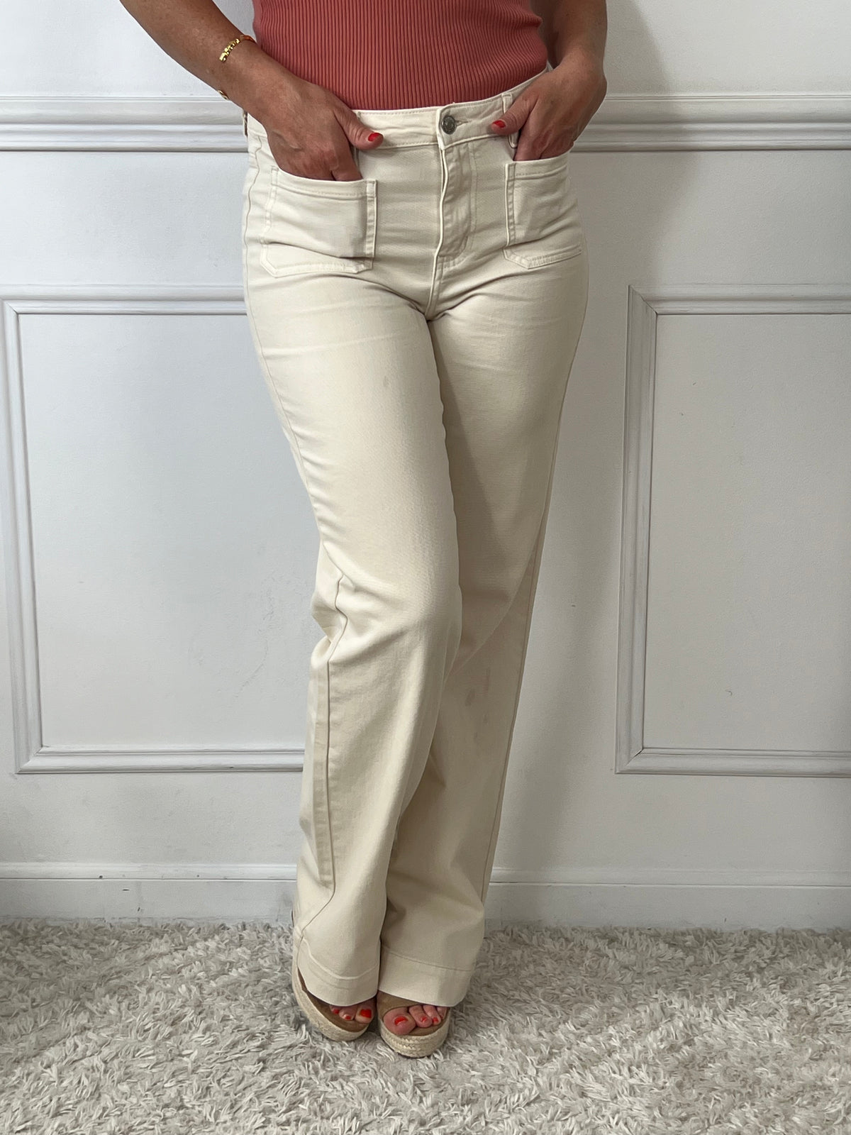 Un incontournable du dressing : ce jean beige au style épuré sublime toutes les silhouettes. Ses poches avant discrètes ajoutent une touche pratique sans compromettre l’élégance. À porter sans modération, de jour comme de nuit.