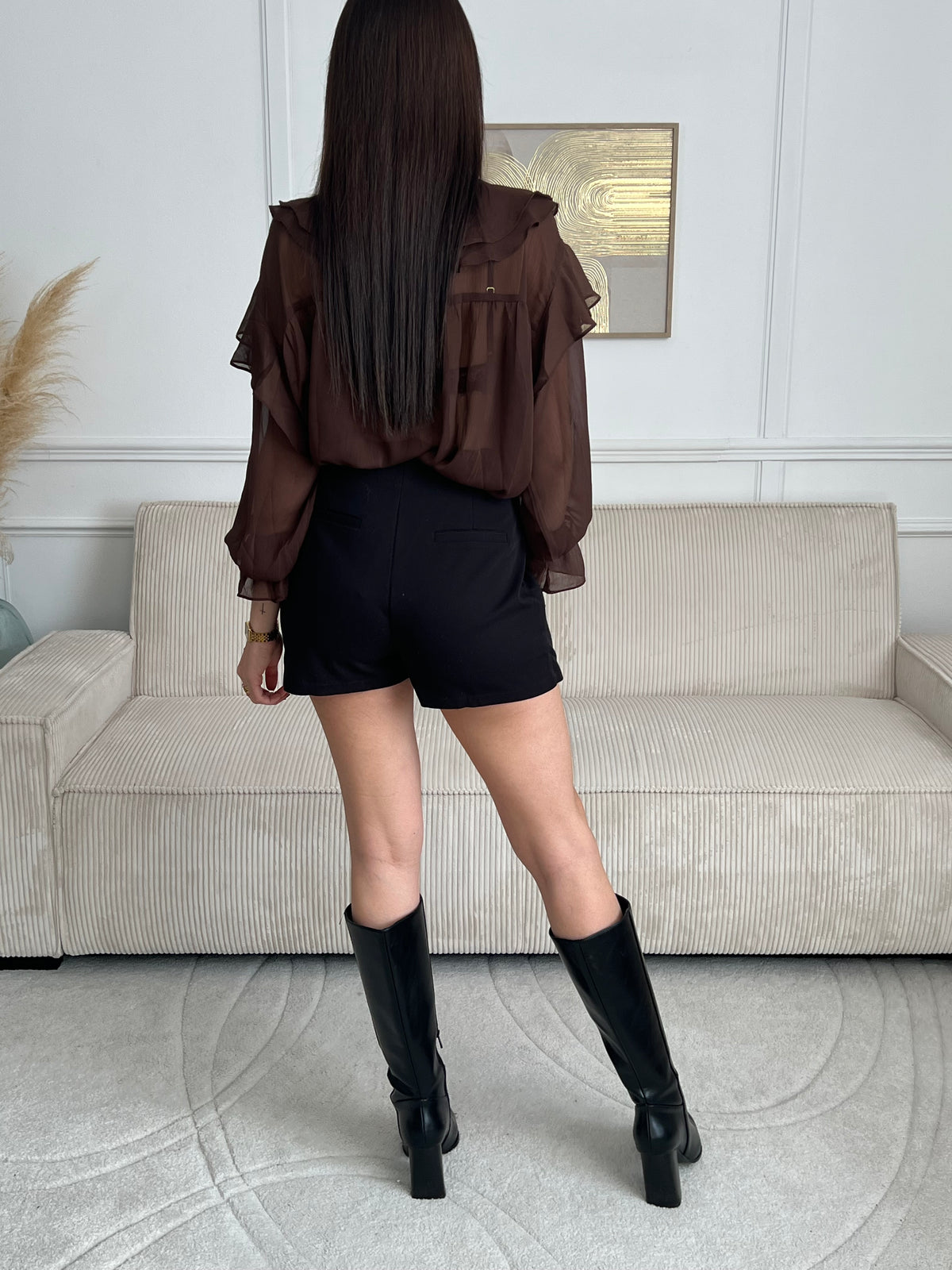 Alliant style et confort, cette jupe-short noire offre une allure chic et moderne. Sa coupe fluide et pratique met en valeur la silhouette tout en assurant une parfaite liberté de mouvement.
