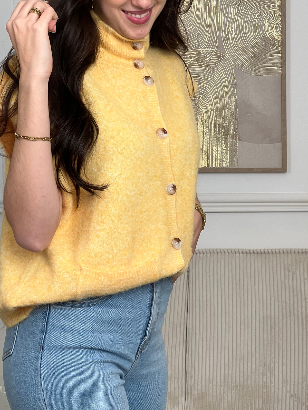Chic et pratique, ce gilet sans manches jaune séduit par son col montant et ses deux poches avant. Une pièce dynamique et moderne, parfaite pour apporter une touche de couleur à ton look.