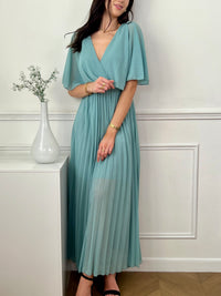 Cette robe mettra en valeur vos épaules grâce à son voile léger et ajoute une touche de féminité à votre tenue. Parfaite pour toute occasion spéciale, cette robe sera le choix idéal pour un look à la fois gracieux et moderne. Disponible en plusieurs coloris.