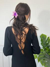 La robe longue noir Esther est un mariage parfait de chic et de confort. Avec ses manches longues et son col rond, elle assure une élégance intemporelle. Mais le dos nu avec lacets croisés et les volants aux manches et au bas de la robe ajoutent une touche ludique et originale. Soyez prête à faire tourner les têtes avec cette robe unique !