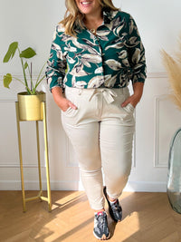CHEMISE FEMME GRANDE TAILLE VERTE Chemise manches longues Boutons sur le devant Couleurs : vert, beige, écru et noir Fluide À motifs Composition : 100% Polyester Lavage et entretien : main obligatoire