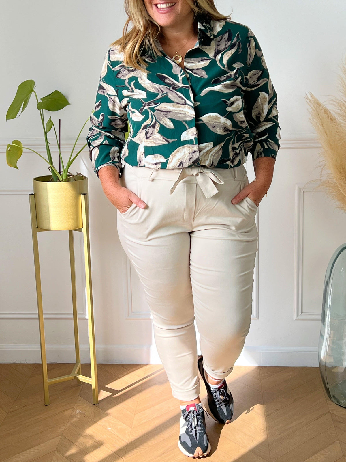 CHEMISE FEMME GRANDE TAILLE VERTE Chemise manches longues Boutons sur le devant Couleurs : vert, beige, écru et noir Fluide À motifs Composition : 100% Polyester Lavage et entretien : main obligatoire