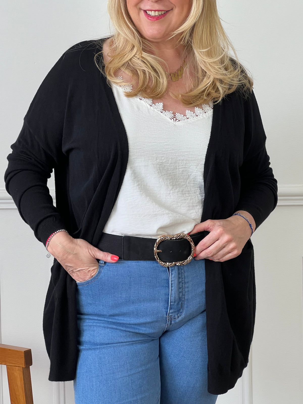 Découvrez notre gilet noir Delilah, fait en Italie ! Avec sa coupe ample et confortable, vous apprécierez la sensation de liberté qu'il vous procure. Ses 2 poches latérales pratiques en font un indispensable pour les femmes modernes. Craquez pour la qualité et le style de notre gilet Made in Italie !