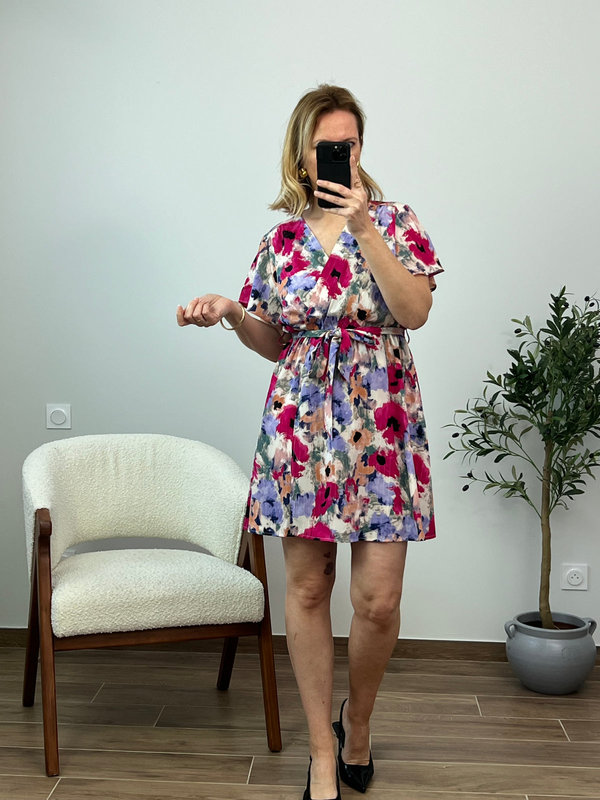 La robe courte colorée à motifs offre une esthétique vibrante et tendance. Les motifs colorés ajoutent une touche visuelle intéressante à la robe, créant un look audacieux et estival. Cette robe allie style et confort dans une coupe courte et moderne.