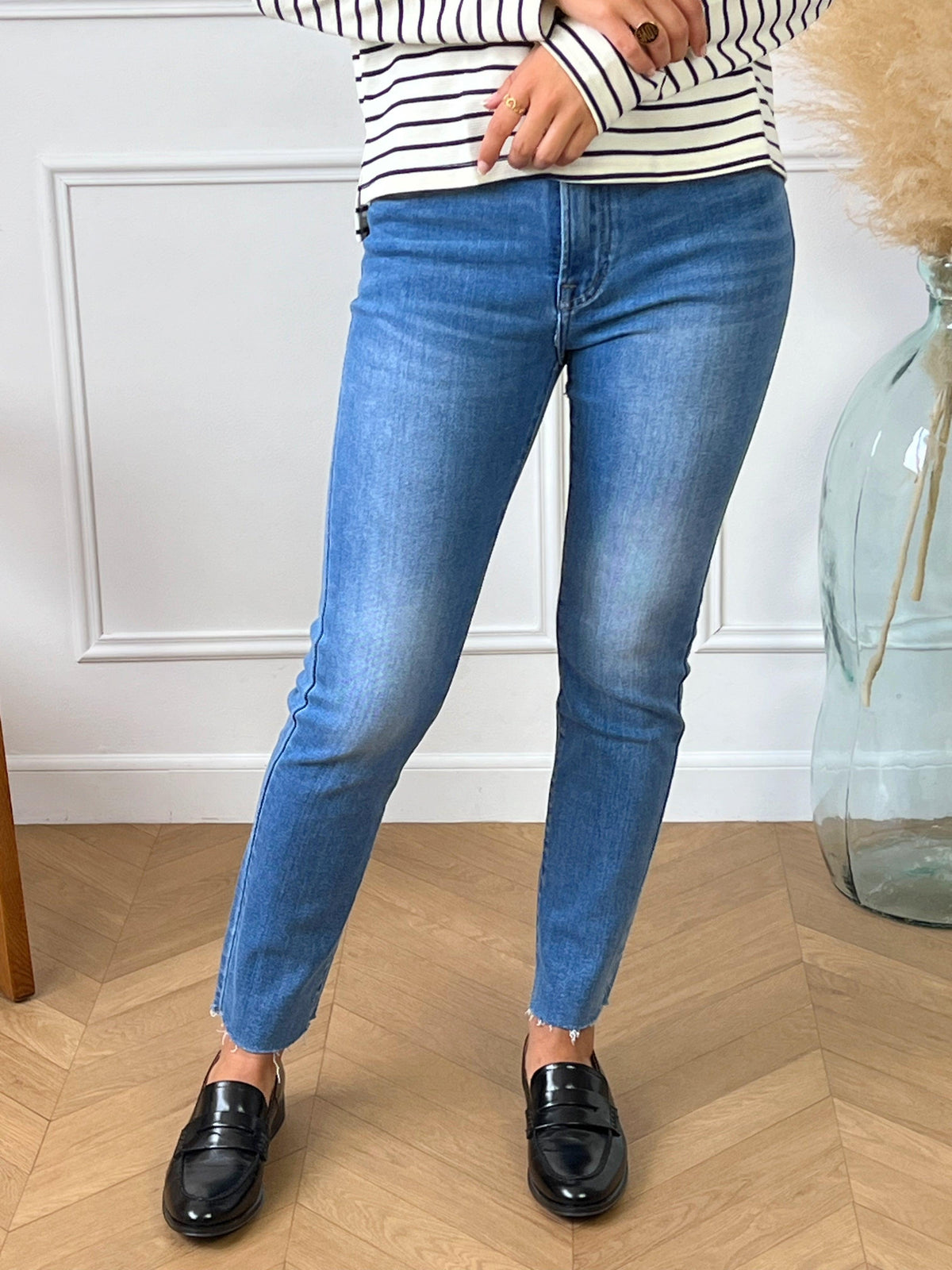 Jean bleu femme  Jean taille haute Coupe droite Fermeture à zip avec un bouton 2 poches à l'avant et 2 poches à l'arrière Couleurs : bleu Composition : 92% Coton, 5% Polyester, 3% Elasthanne Made in P.R.C