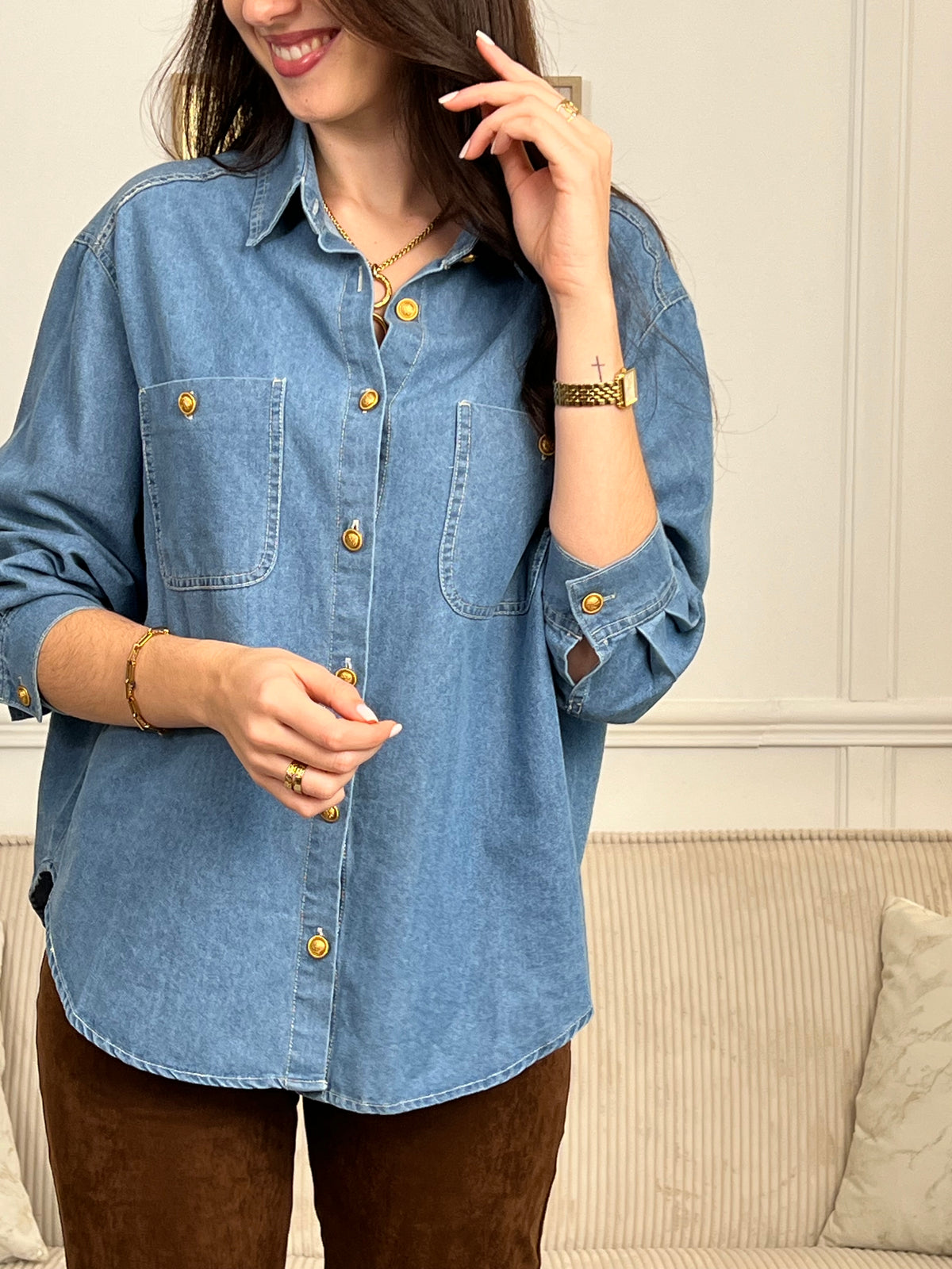La chemise Olaya en denim bleu allie style et praticité. Avec ses manches longues, son col chemise et ses deux poches poitrine, elle s'adapte à tous vos looks. Les boutons dorés ajoutent une touche d'élégance à ce basique incontournable.
