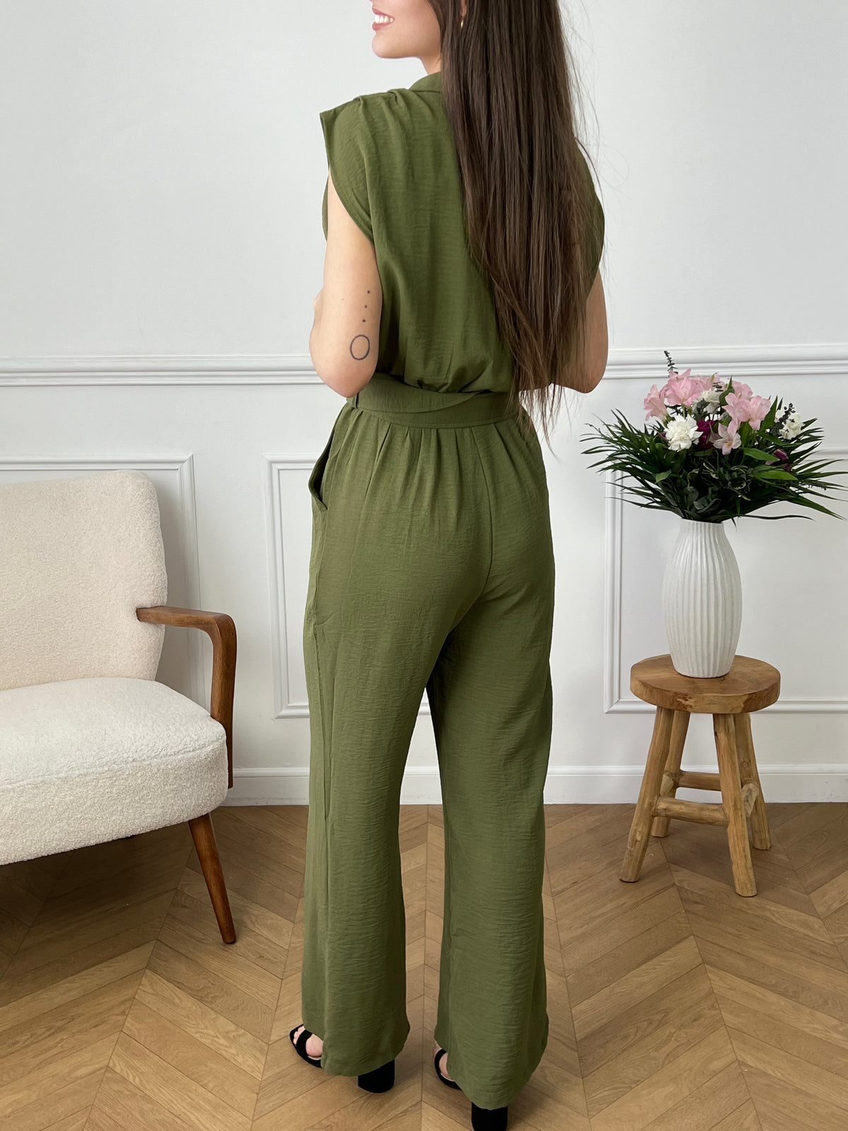 Découvrez notre combinaison kaki col cache coeur Farah ! Révélez votre côté féminin avec cette pièce élégante et confortable. Un style unique pour toutes les occasions.