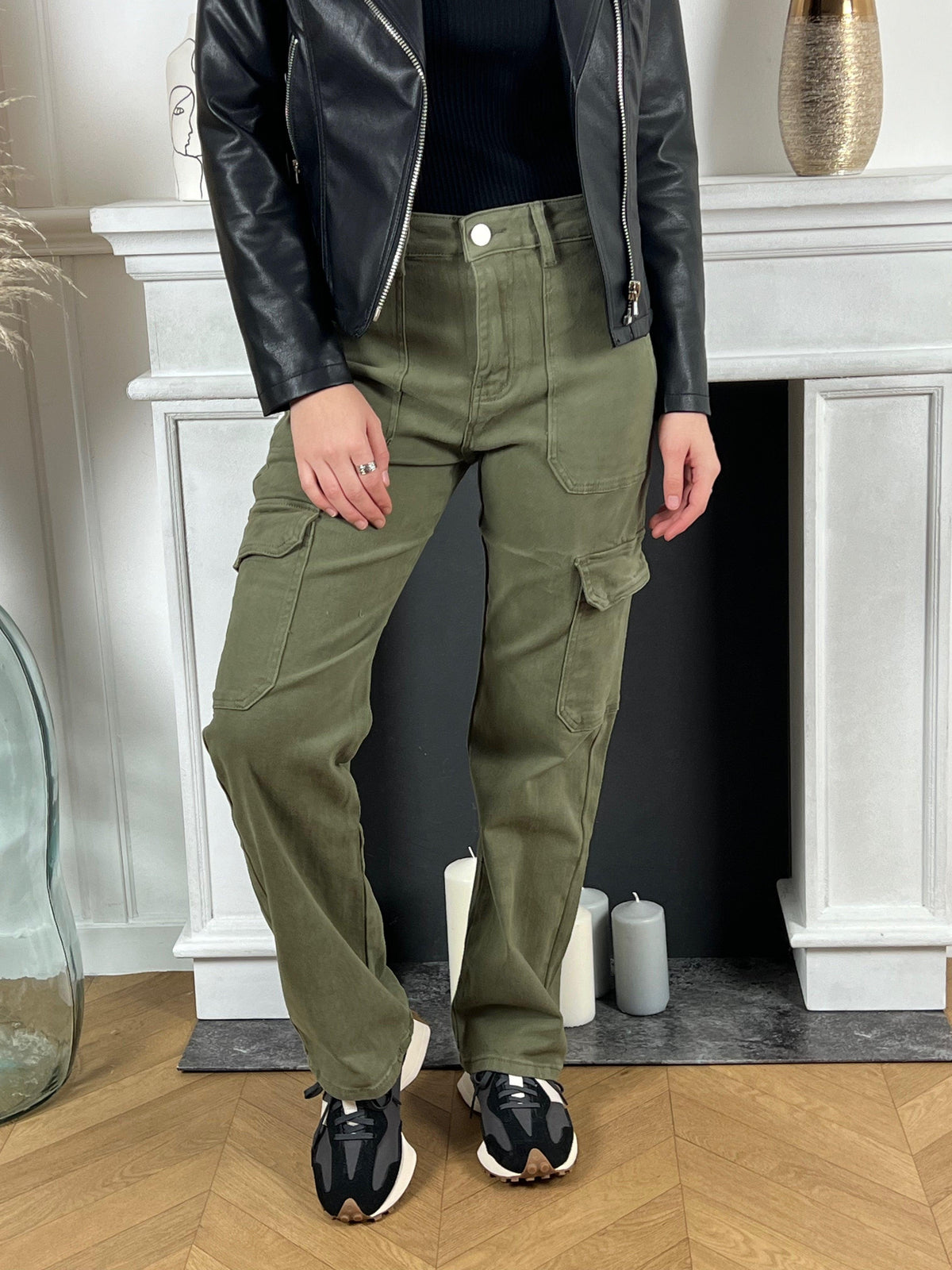 Élégant et fonctionnel, le pantalon cargo kaki offre le mariage parfait entre style urbain et praticité. Ses poches spacieuses ajoutent une touche utilitaire tout en préservant un look moderne. Affirmez votre style avec ce pantalon polyvalent, idéal pour une journée active en ville.