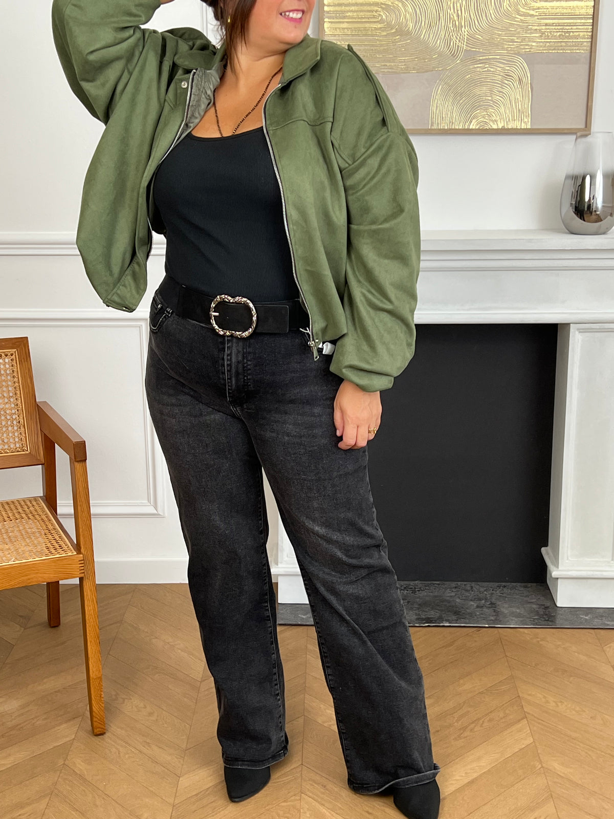 Découvrez le jean gris foncé grande taille Célestine, conçu pour allier confort et style. Sa coupe droite offre une silhouette élégante et facile à porter au quotidien. Pratique, il dispose de deux poches à l'avant et à l'arrière pour garder vos essentiels à portée de main.