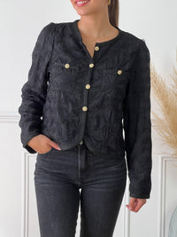 Chemise noire avec boutons dorés femme Chemise courte Col rond Manches longues Boutonnée sur le devant Détail tressé aux manches et le long des boutons Détails en relief fils noirs 2 poches sur la poitrine Doublée Couleur : noir Composition : 100% Polyester, Doublure : 100% Polyester Made in P.R.C