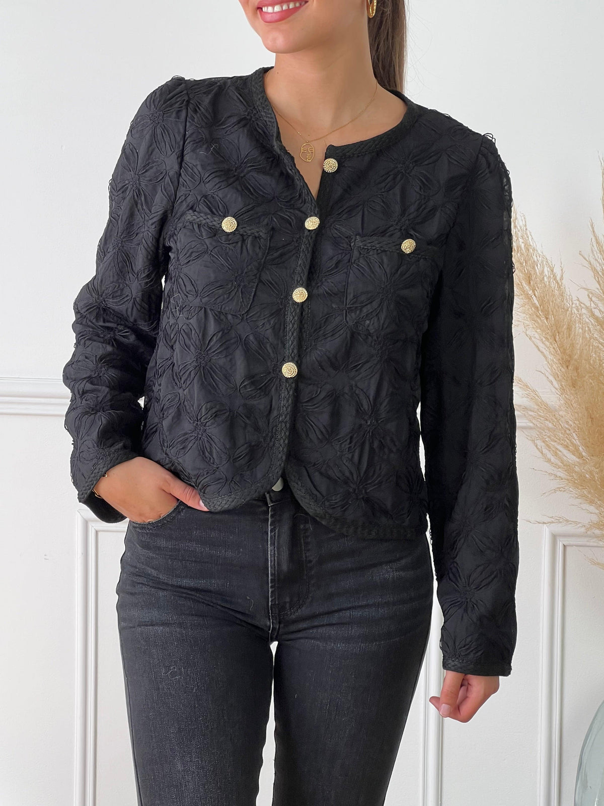 Chemise noire avec boutons dorés femme Chemise courte Col rond Manches longues Boutonnée sur le devant Détail tressé aux manches et le long des boutons Détails en relief fils noirs 2 poches sur la poitrine Doublée Couleur : noir Composition : 100% Polyester, Doublure : 100% Polyester Made in P.R.C