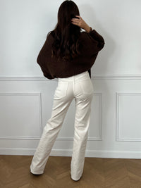 Ce jean écru Tall Lina, taille haute et extra long, est conçu pour sublimer votre silhouette. Il offre un confort optimal avec ses deux poches arrière, deux poches latérales et ses passants pour ceinture, parfait pour un style à la fois pratique et élégant.