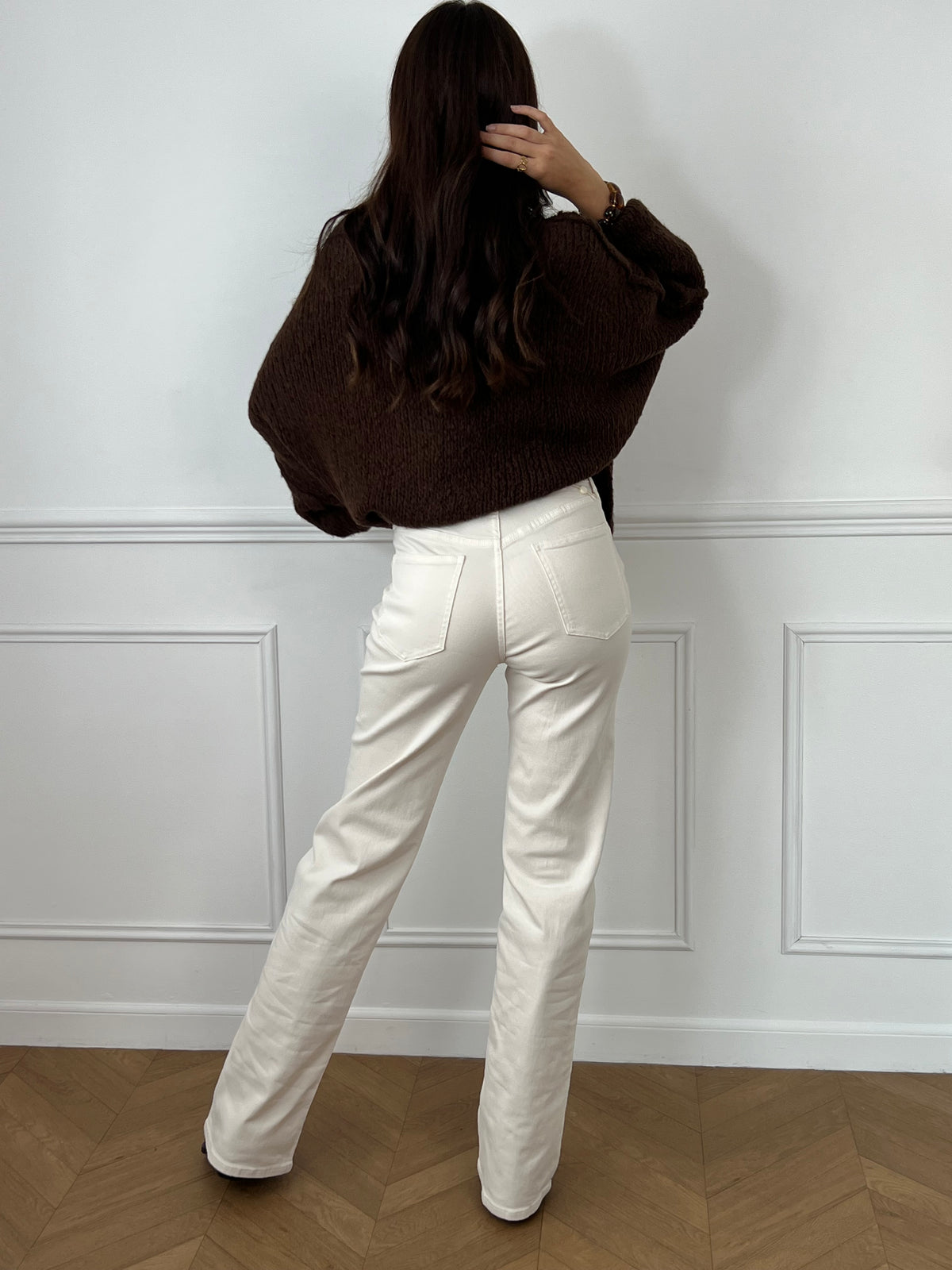 Ce jean écru Tall Lina, taille haute et extra long, est conçu pour sublimer votre silhouette. Il offre un confort optimal avec ses deux poches arrière, deux poches latérales et ses passants pour ceinture, parfait pour un style à la fois pratique et élégant.