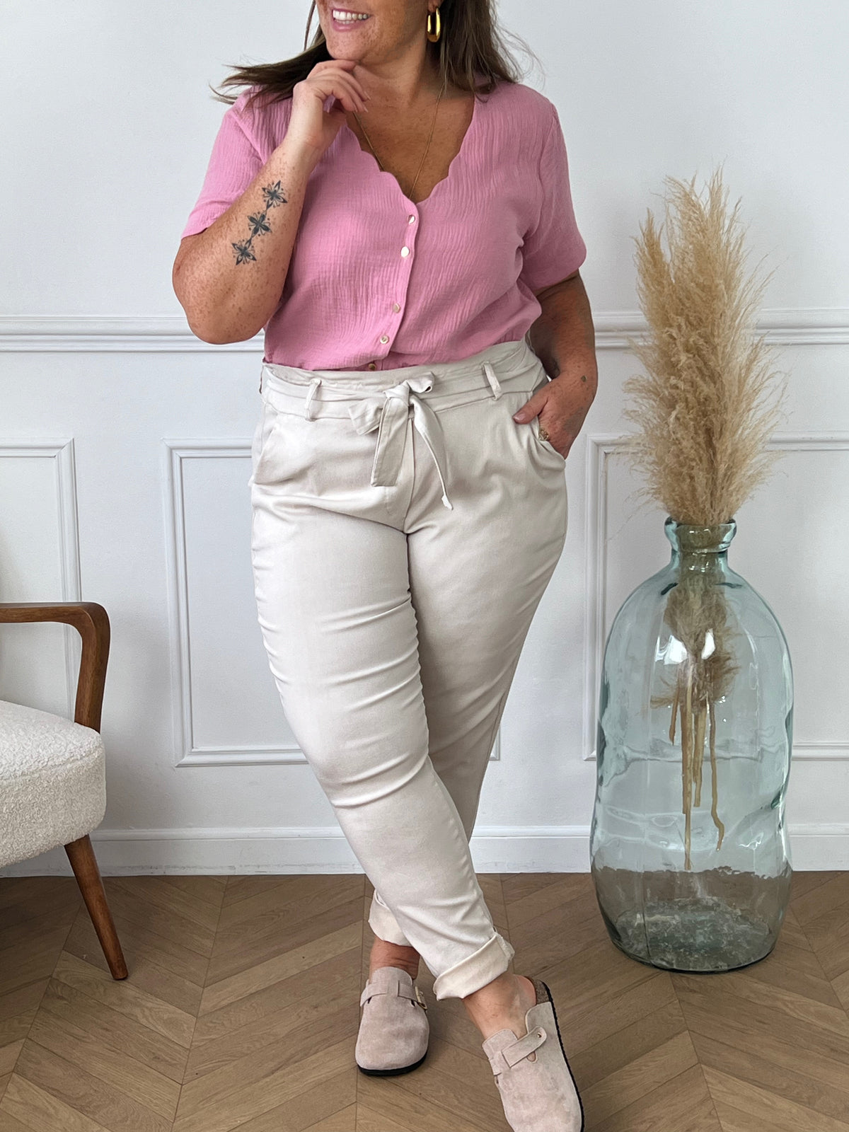Laissez-vous séduire par notre chemise rose Kira en gaze de coton légère et douce. Avec son col V légèrement festonné et ses boutons dorés le long de la chemise, elle apportera une touche élégante à votre tenue. Profitez du confort et de la fraîcheur du coton 100% naturel pour des journées ensoleillées.