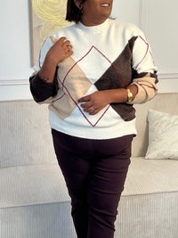 Pull beige grande taille Angelica : un incontournable de votre garde-robe. Avec ses manches longues confortables et son col rond intemporel, ce pull à motifs apporte une touche d'élégance à vos tenues quotidiennes.