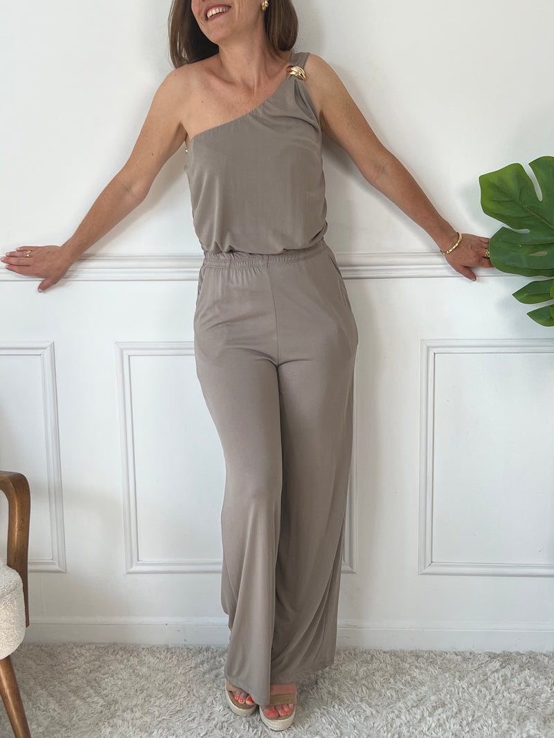 Confort et style réunis avec ce pantalon fluide taupe à taille élastique. Sa coupe ample et légère en fait une pièce idéale pour un look décontracté mais soigné, parfait au quotidien comme en voyage.