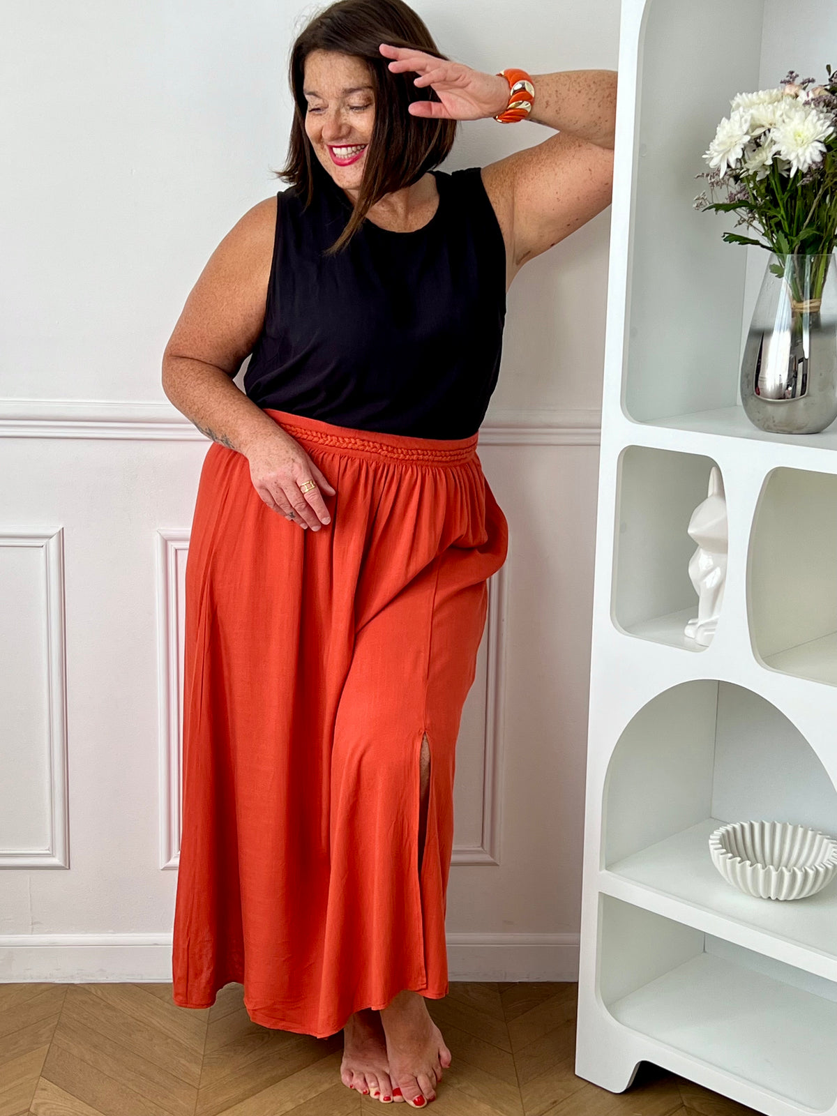 Craquez pour cet ensemble blouse et jupe noire grande taille au style élégant et raffiné. La jupe longue à coupe fluide se distingue par sa fente sur le côté, sa tresse à la taille et son élastique au dos pour un confort optimal. La blouse sans manches, dotée d’un col rond avec détail tressé et d’une ouverture au dos avec bouton, apporte une touche féminine et sophistiquée.