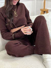 Cet ensemble marron Dafne est parfait pour un look décontracté mais élégant. Le pull à manches longues vous garde au chaud tandis que le pantalon à taille élastique vous offre un confort inégalé. Fabriqué avec une matière douce et confortable, il sera votre nouveau choix pour les journées détente.