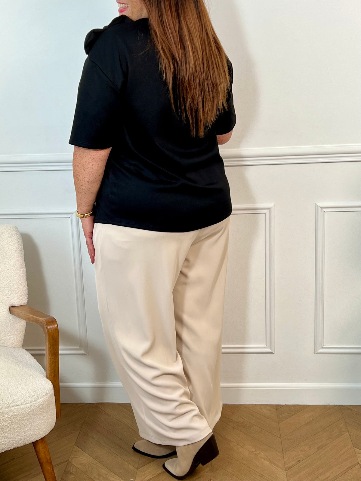 Tee-shirt noir grande taille pour femme, ce tee-shirt à manches courtes est doté d’un col rond et d’un nœud sur le devant pour une touche féminine. Confectionné dans une matière épaisse pour un tombé structuré. Couleur noir, idéale pour la mi-saison.