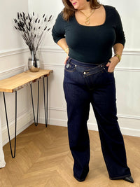 Jean bleu foncé intemporel au style affirmé. Coupe large et confortable avec taille haute qui épouse vos formes avec élégance.