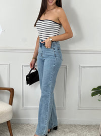 Ce magnifique top bandeau écru à rayuresbleues côtelé est parfait pour les femmes au style élégant et tendance. Sans manches, il vous apportera une liberté de mouvement et un confort optimal. Portez-le seul pour un look décontracté ou associez-le à une veste pour une touche plus chic.
