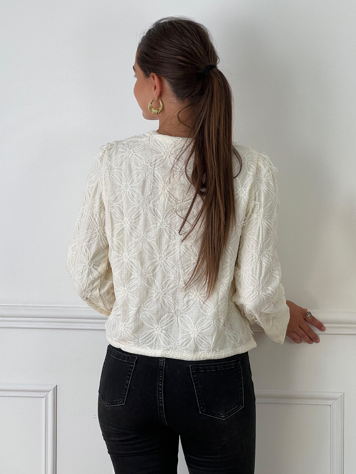 Chemise beige avec boutons dorés femme Chemise courte Col rond Manches longues Boutonnée sur le devant Détail tressé aux manches et le long des boutons Détails en relief fils noirs 2 poches sur la poitrine Doublée Couleur : beige Composition : 100% Polyester, Doublure : 100% Polyester Made in P.R.C