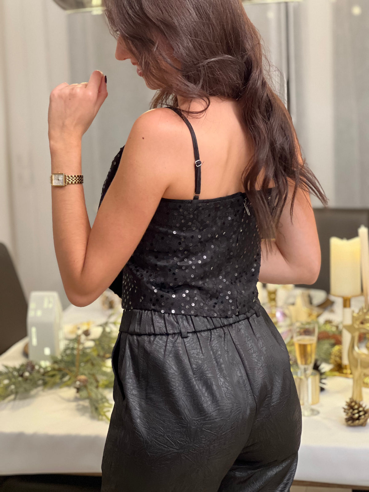 Le top bustier Neela allie style et confort avec ses bretelles réglables et son élégant nœud frontal. Paré de sequins et motifs noirs scintillants, ce bustier noir est votre allié pour des looks glamour et sophistiqués.