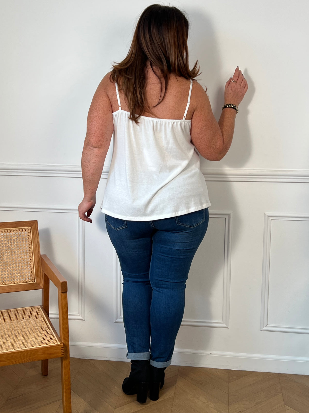 Sublimez votre allure avec ce top écru, orné d'une délicate dentelle sur son col V et doté de bretelles réglables pour un ajustement parfait. Élégance et féminité au rendez-vous.