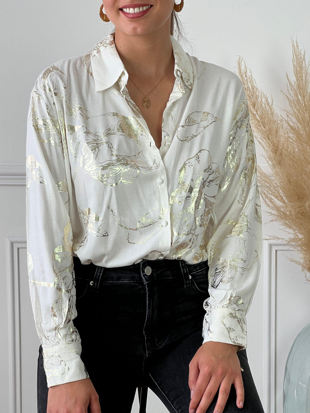 Chemise écrue et détails dorée légère femme Chemise manches longues Boutons sur la longueur Détails motifs brillants dorés Couleur : écru et doré Composition : 100% Viscose Lavage à la main obligatoire Made in P.R.C