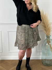 Adoptez le style félin avec notre jupe short doré grande taille. Confortable et tendance, cette pièce unique met en valeur votre silhouette avec une touche sauvage. Commandez la vôte maintenant et sublmiez votre look avec élégance !