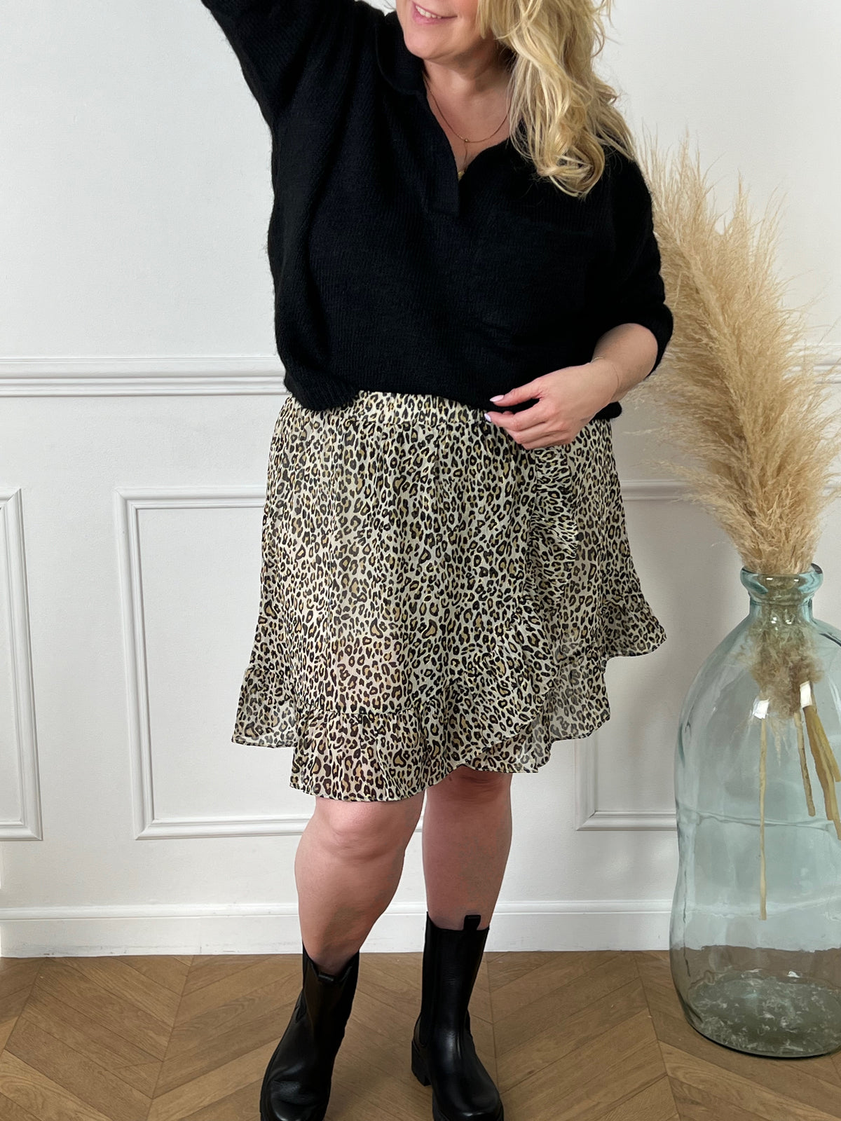 Adoptez le style félin avec notre jupe short doré grande taille. Confortable et tendance, cette pièce unique met en valeur votre silhouette avec une touche sauvage. Commandez la vôte maintenant et sublmiez votre look avec élégance !