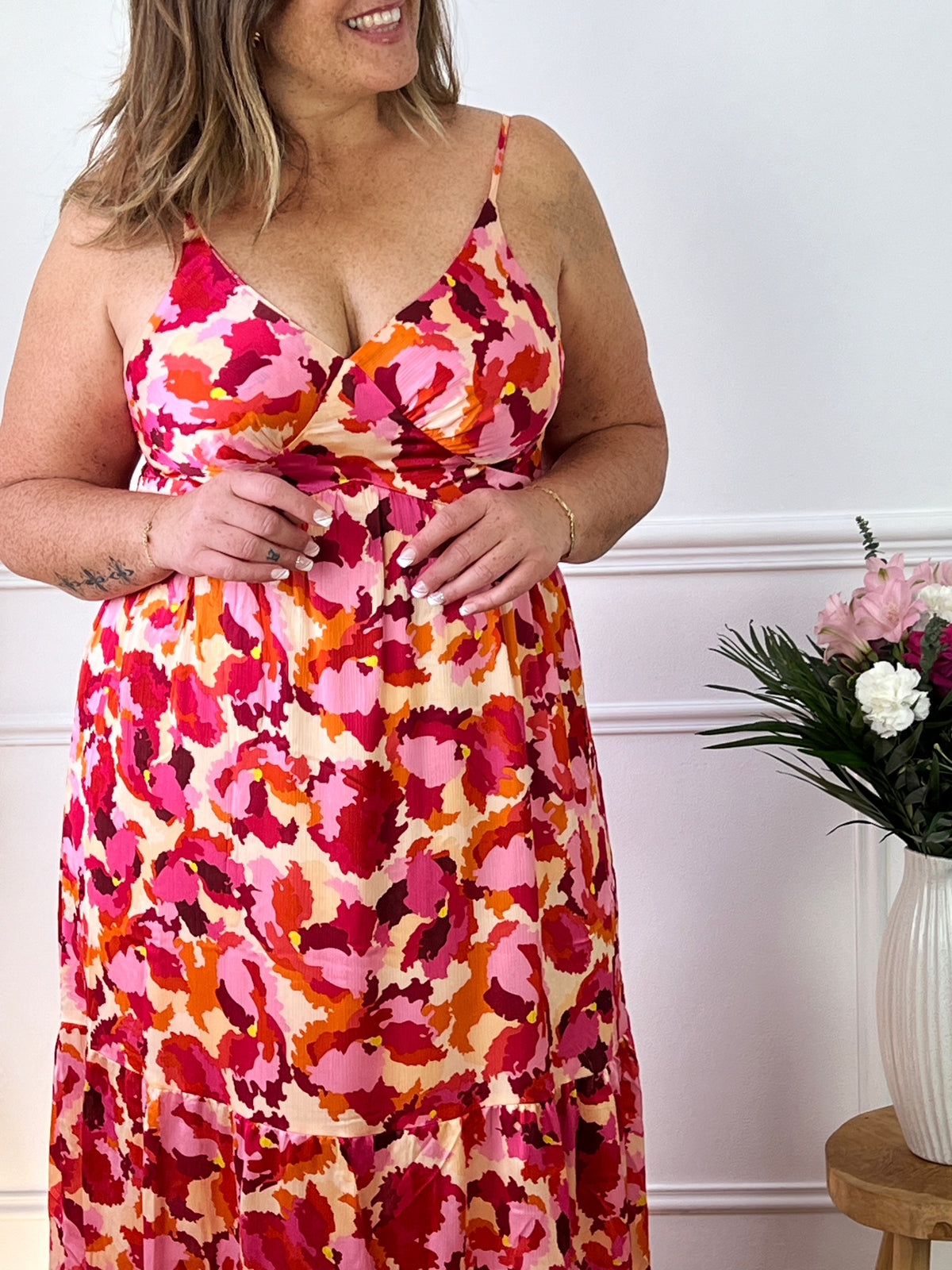 Cette robe longue colorée Curve : Benita est un must-have pour les journées d'été ! Avec ses bretelles réglables et sa taille élastique, elle offre un confort optimal et flatte votre silhouette. Doublée jusqu'à la mi-longueur, elle vous gardera au frais et élégante. Ajoutez de la couleur à votre garde-robe !