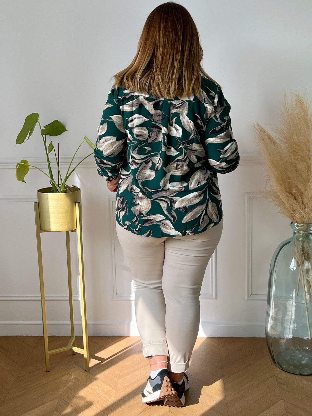 CHEMISE FEMME GRANDE TAILLE VERTE Chemise manches longues Boutons sur le devant Couleurs : vert, beige, écru et noir Fluide À motifs Composition : 100% Polyester Lavage et entretien : main obligatoire