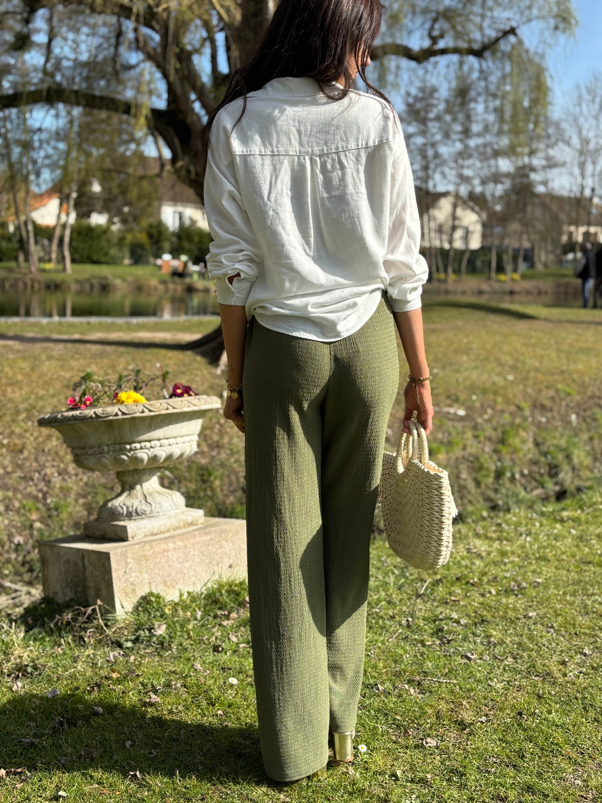 Amenez de la fraîcheur à votre garde-robe avec le pantalon kaki Elio. Sa coupe droite flatteuse et sa taille élastique offrent un confort optimal, tandis que ses 2 poches avant sont pratiques. Ajoutez une touche de style décontracté à votre tenue.