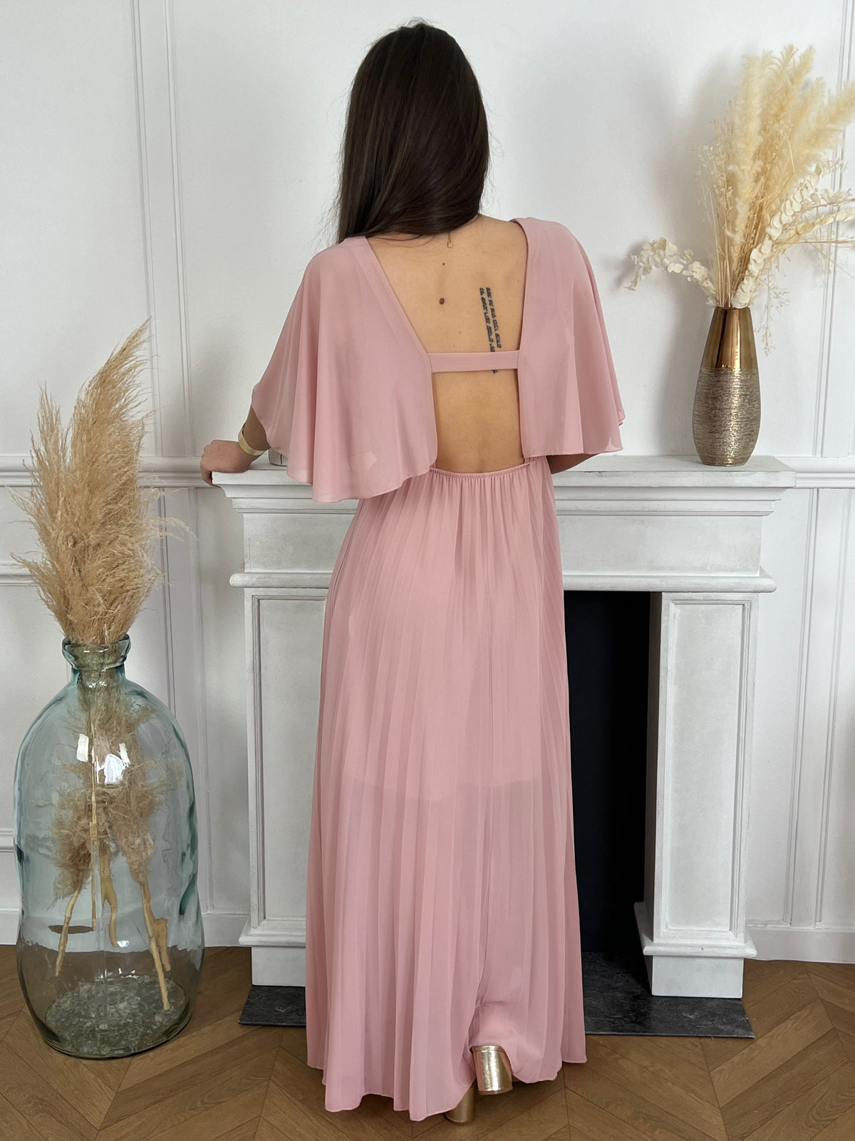Cette robe mettra en valeur vos épaules grâce à son voile léger et ajoute une touche de féminité à votre tenue. Parfait pour toute occasion spéciale, cette robe sera le choix idéal pour un look à la fois gracieux et moderne.