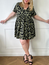 Offrez-vous un look frais et élégant avec notre robe courte kaki à motif Romie. Avec sa coupe ample et ses motifs noirs, elle vous donnera un style unique et confortable. Parfaite pour toutes les occasions, cette robe est un must-have pour votre garde-robe!