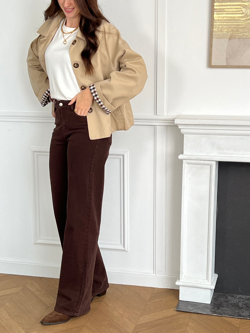 Le jean qui allonge la silhouette.
Avec sa coupe tall et sa teinte marron élégante, il s’adapte à toutes tes envies, casual ou chic.