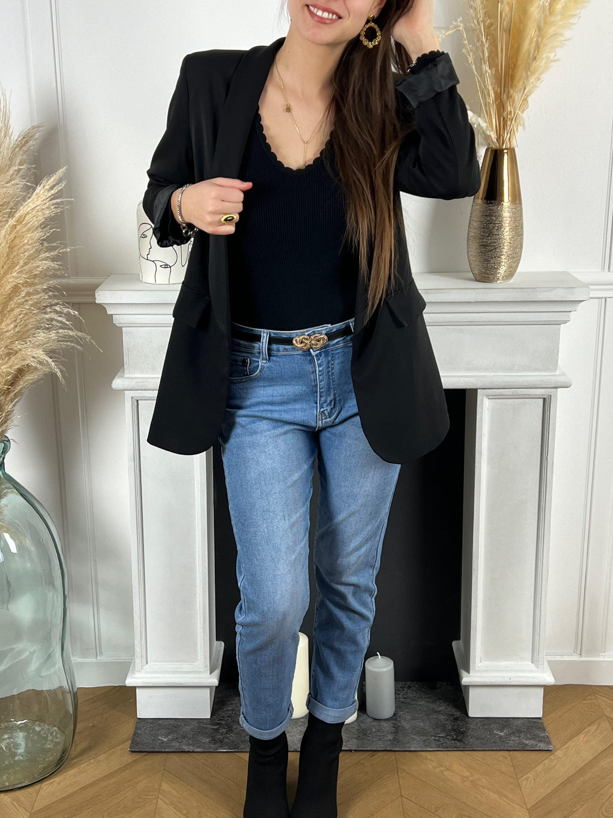 Optez pour le style confortable et tendance avec notre jean bleu Ava ! Sa ceinture orange amovible apporte une touche de couleur éclatante. Avec son élasticité, ce pantalon vous assure un confort optimal tout au long de la journée. Affirmez votre look avec notre jean bleu Ava !