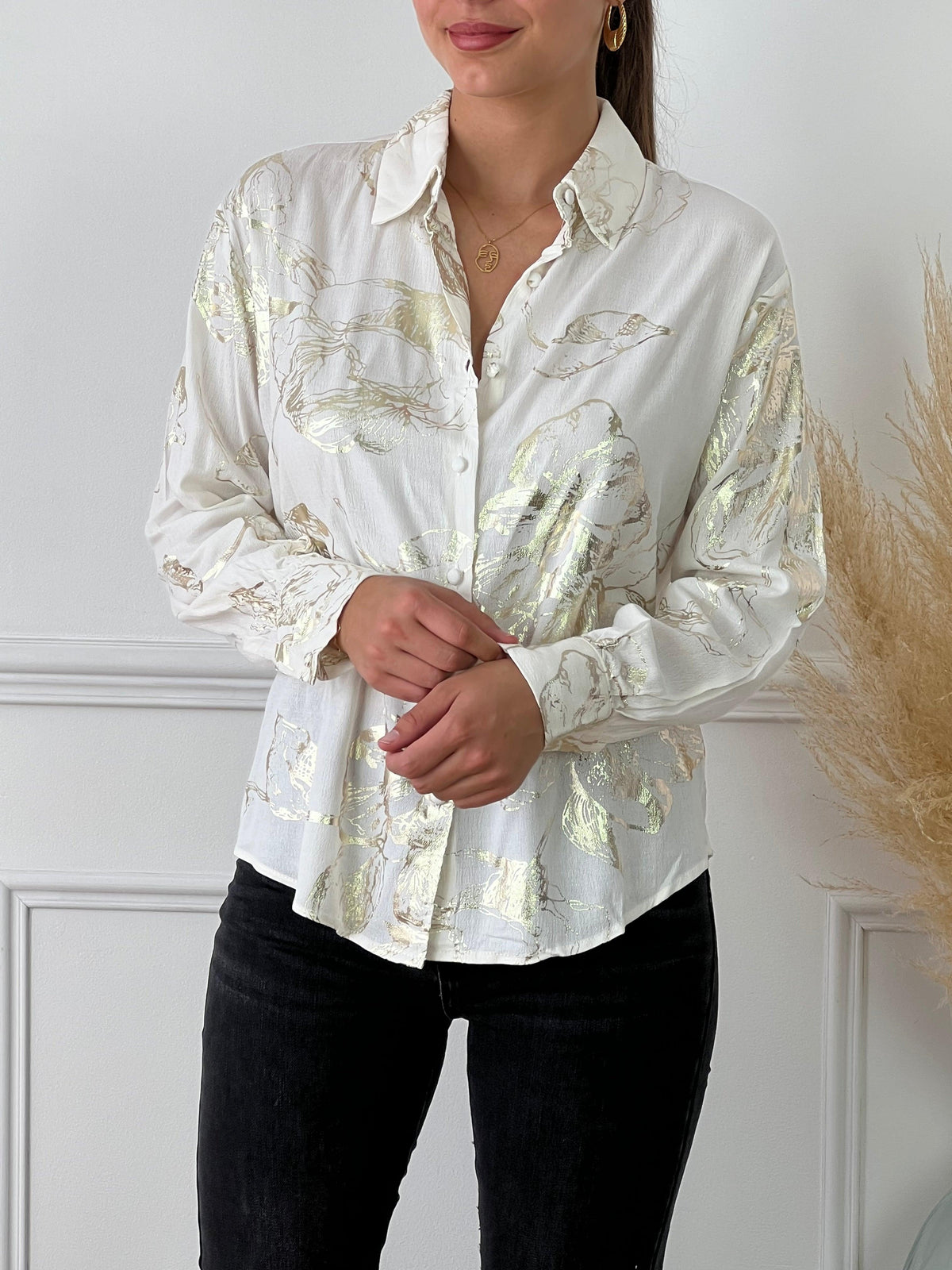 Chemise écrue et détails dorée légère femme Chemise manches longues Boutons sur la longueur Détails motifs brillants dorés Couleur : écru et doré Composition : 100% Viscose Lavage à la main obligatoire Made in P.R.C