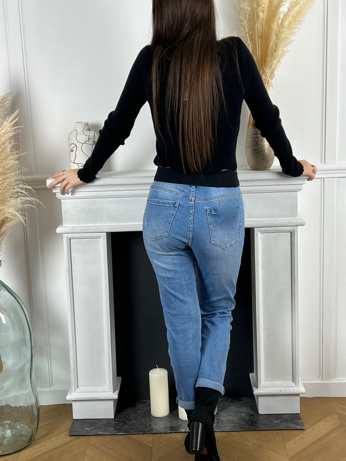 Optez pour le style confortable et tendance avec notre jean bleu Ava ! Sa ceinture orange amovible apporte une touche de couleur éclatante. Avec son élasticité, ce pantalon vous assure un confort optimal tout au long de la journée. Affirmez votre look avec notre jean bleu Ava !