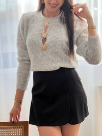 Alliant style et confort, cette jupe-short noire offre une allure chic et moderne. Sa coupe fluide et pratique met en valeur la silhouette tout en assurant une parfaite liberté de mouvement.